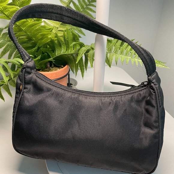 Prada Vintage Tessuto Sport Nylon Bag in Nero (MV515) - Picture 2 of 11